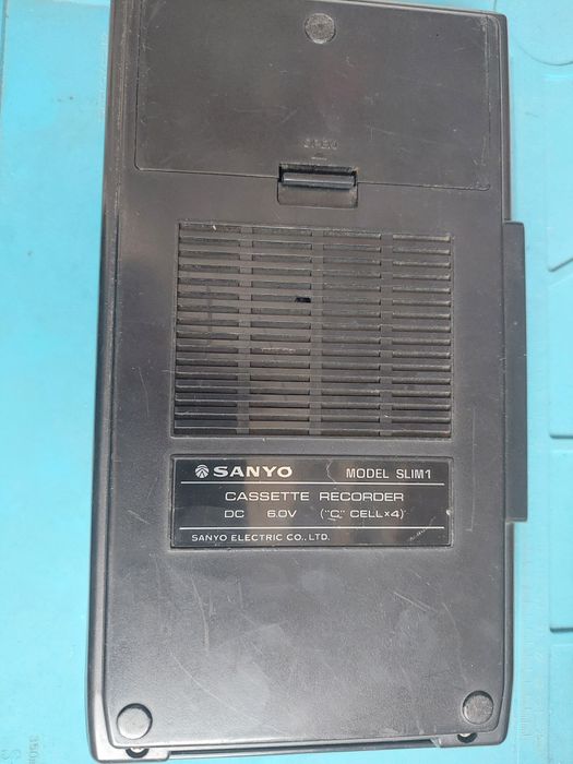 Касетний магнітофон Sanyo slim 1