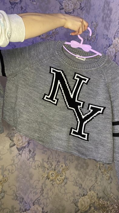 Кофта в спортивному стилі