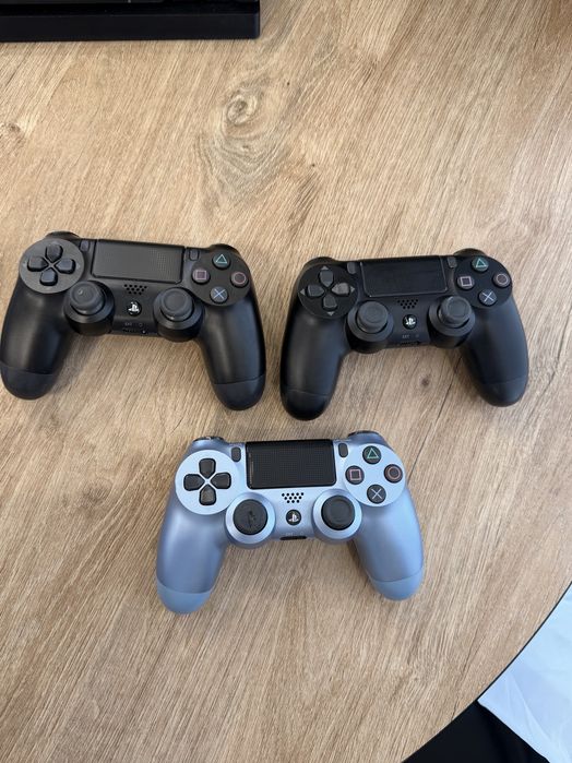 PlayStation 4 Pro 1TB + 3 джойстики + диски