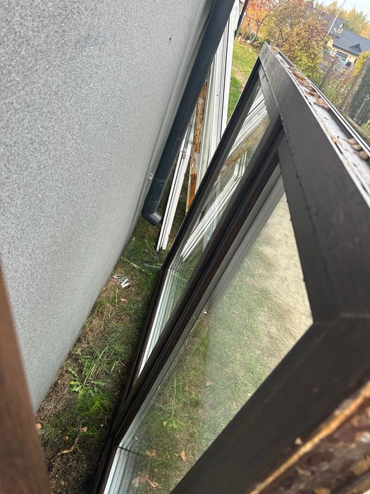 Okno i drzwi balkonowe z wystawy w dobrym stanie ciemny orzech