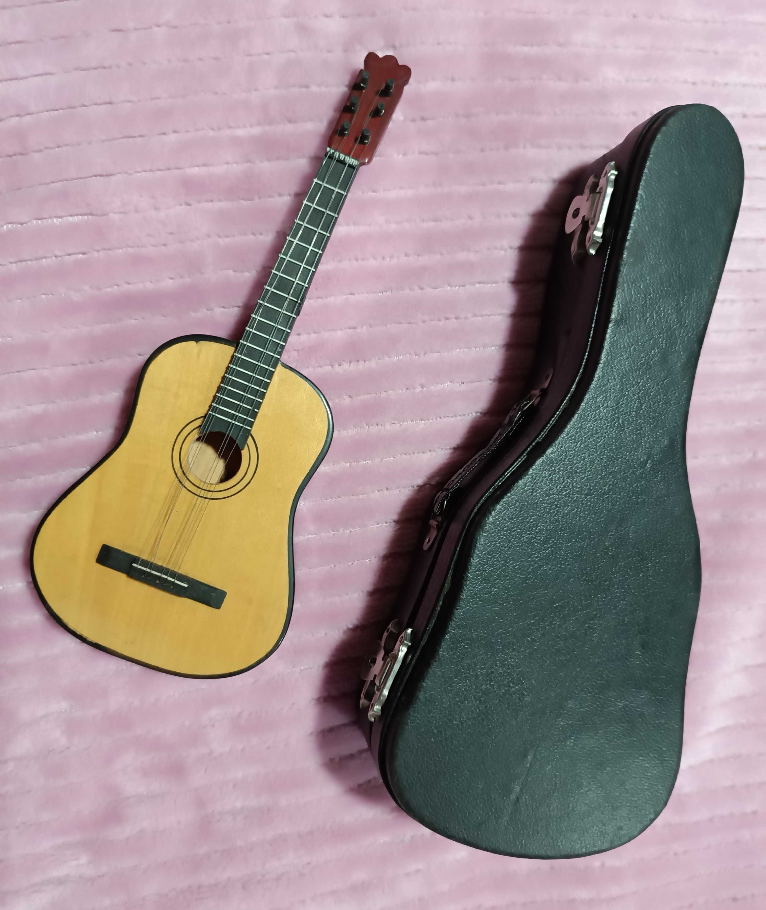 Guitarra clássica em miniatura com estojo