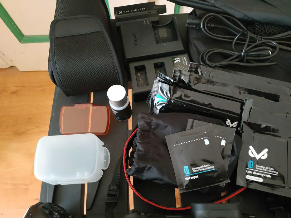 Aparat fotograficzny bezlusterkowy Canon EOS RP, obiektyw, lampa błysk