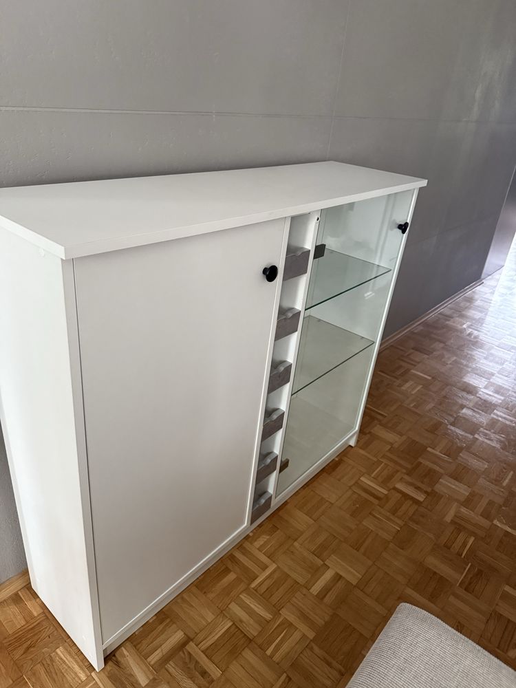 Komoda  częściowo oszklona