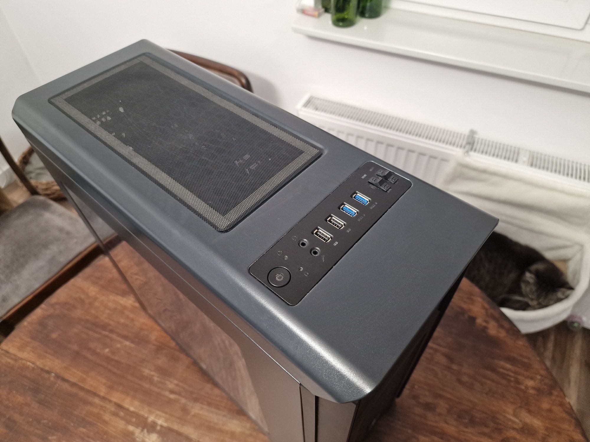 Intel Core i7-8700k, RTX 2080 Super Gaming Trio, 32GB DDR4 3600Mhz,