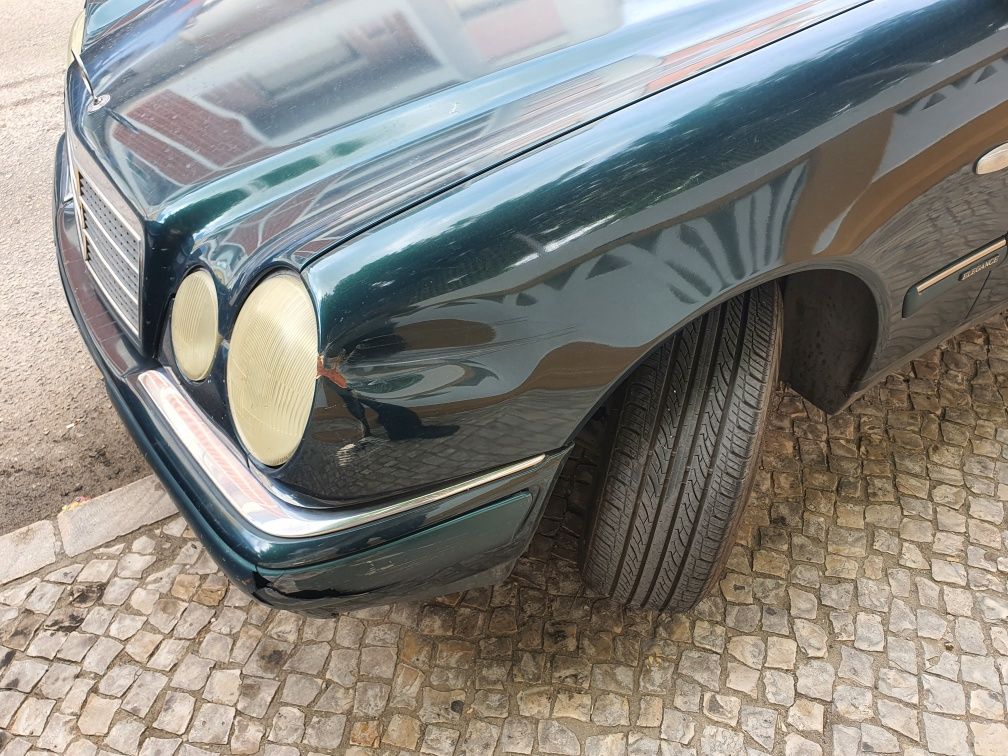 Mercedes e 220 

Carro necessista de alguns cuidado