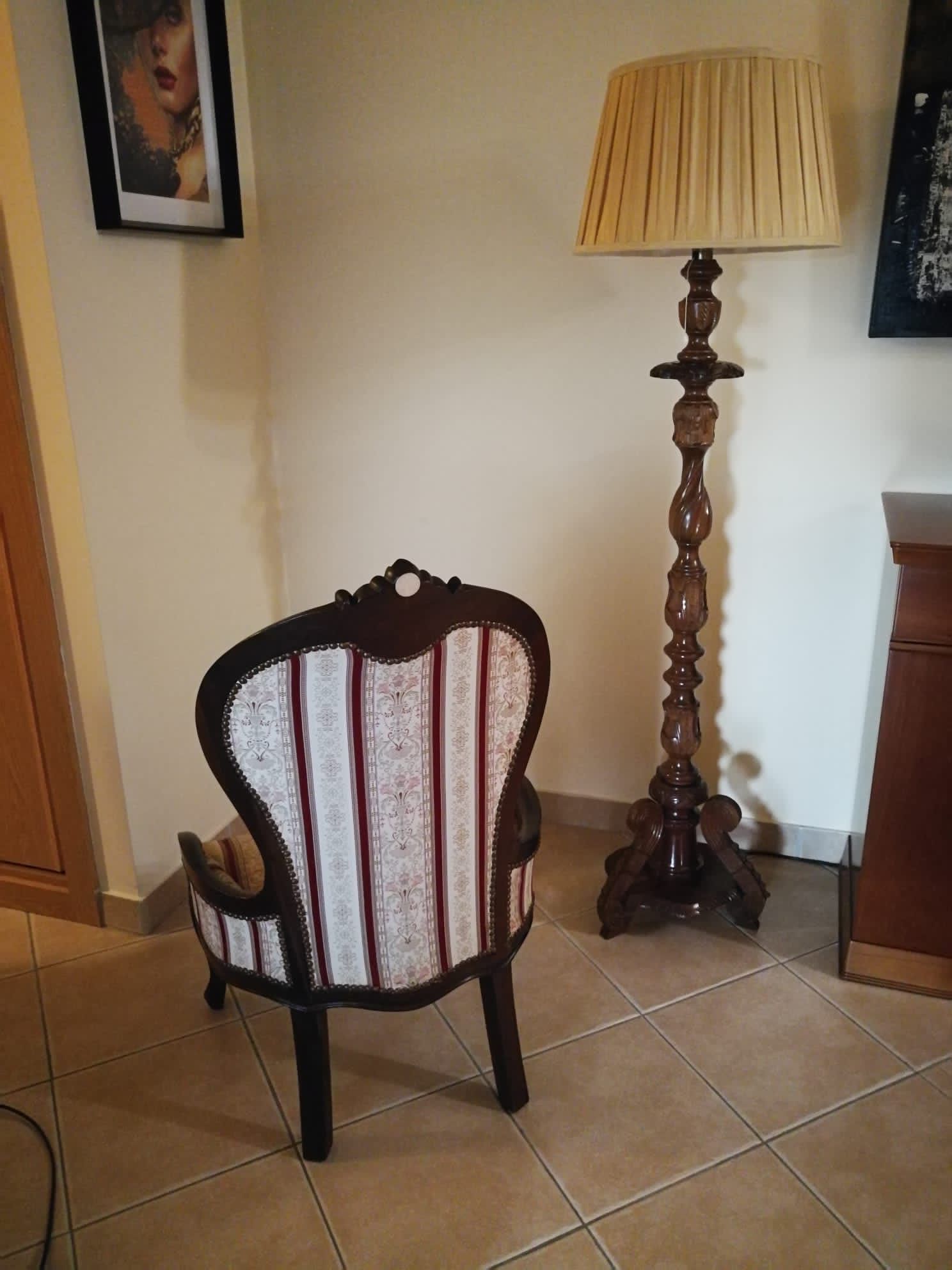 Cadeira e candeeiro de pé