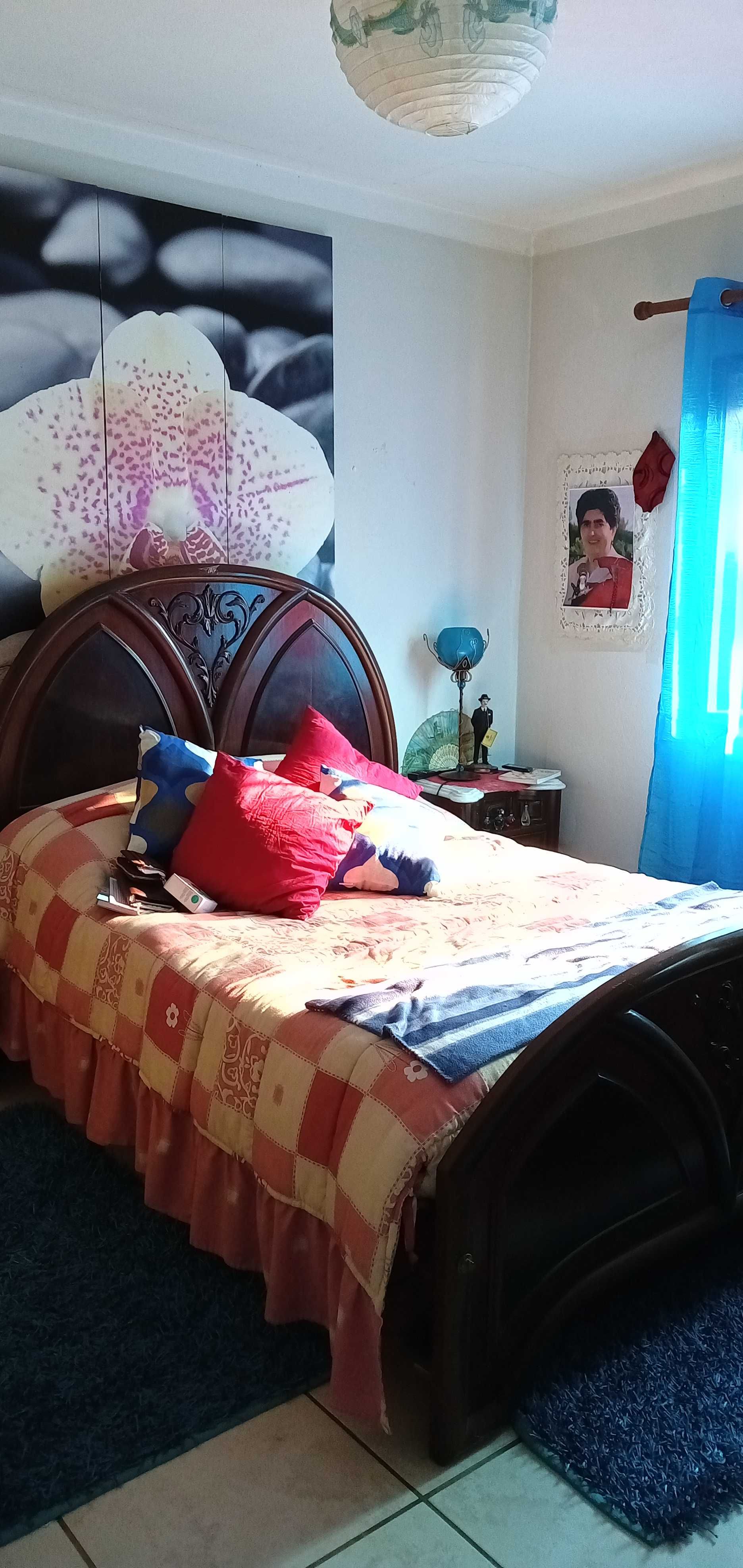 Secretaria e cama de casal