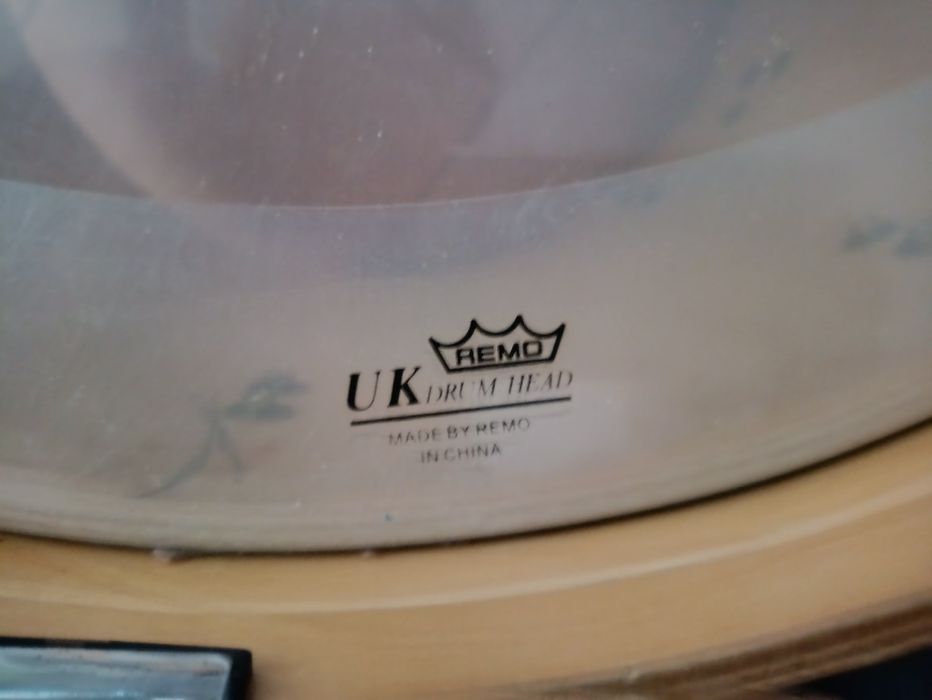 Bombo de bateria 22" adaptado a timbalão de chão.