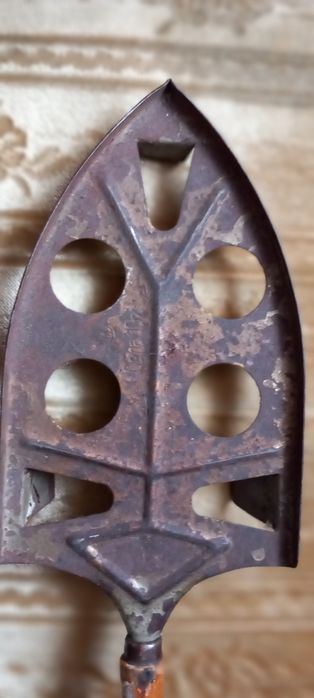 Zabytkowa metalowa podstawka pod żelazko.