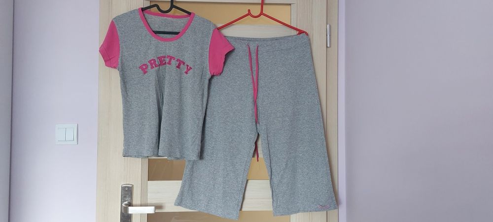 Piżama damska w rozmiarze S szara z różowymi elementami
Używana, w dob