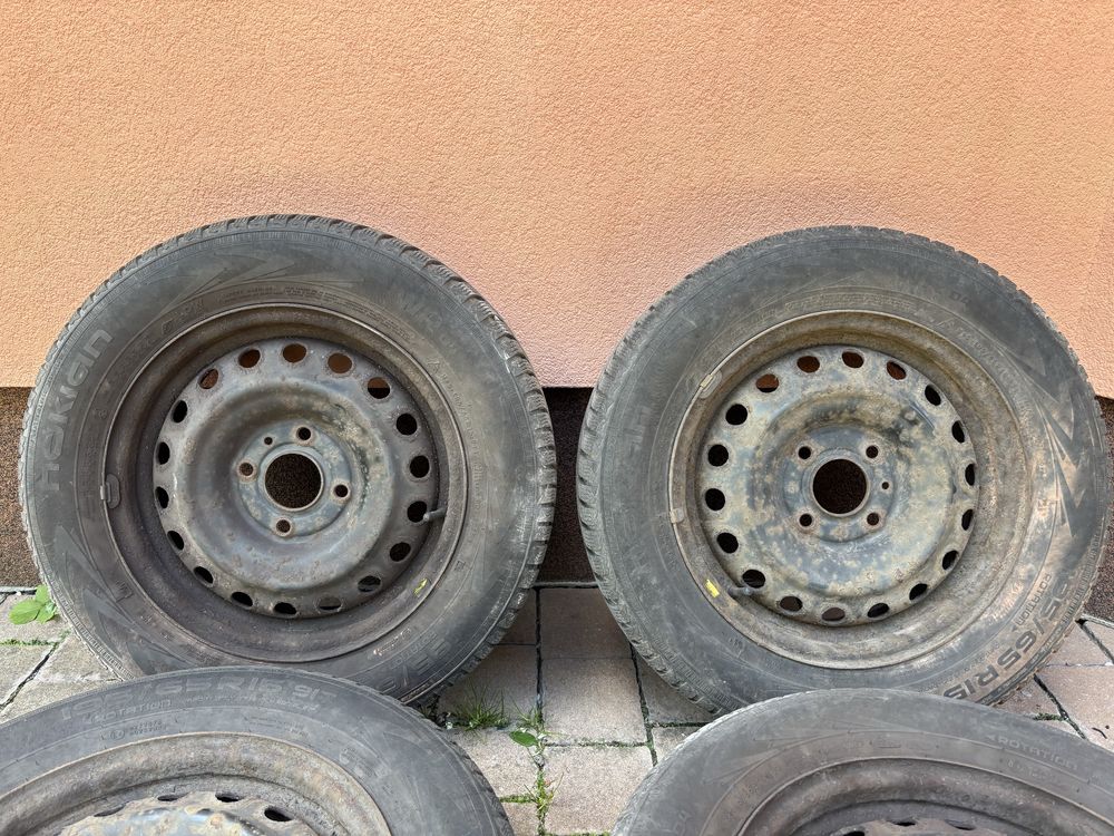 Opony zimowe nokian z felgami 15"