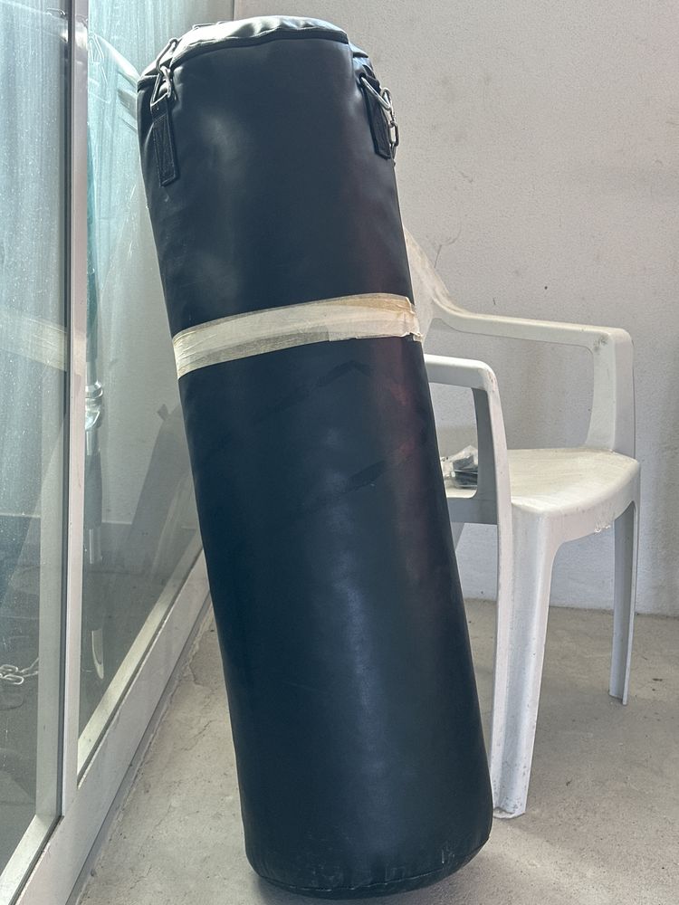 Saco de boxe com luvas
