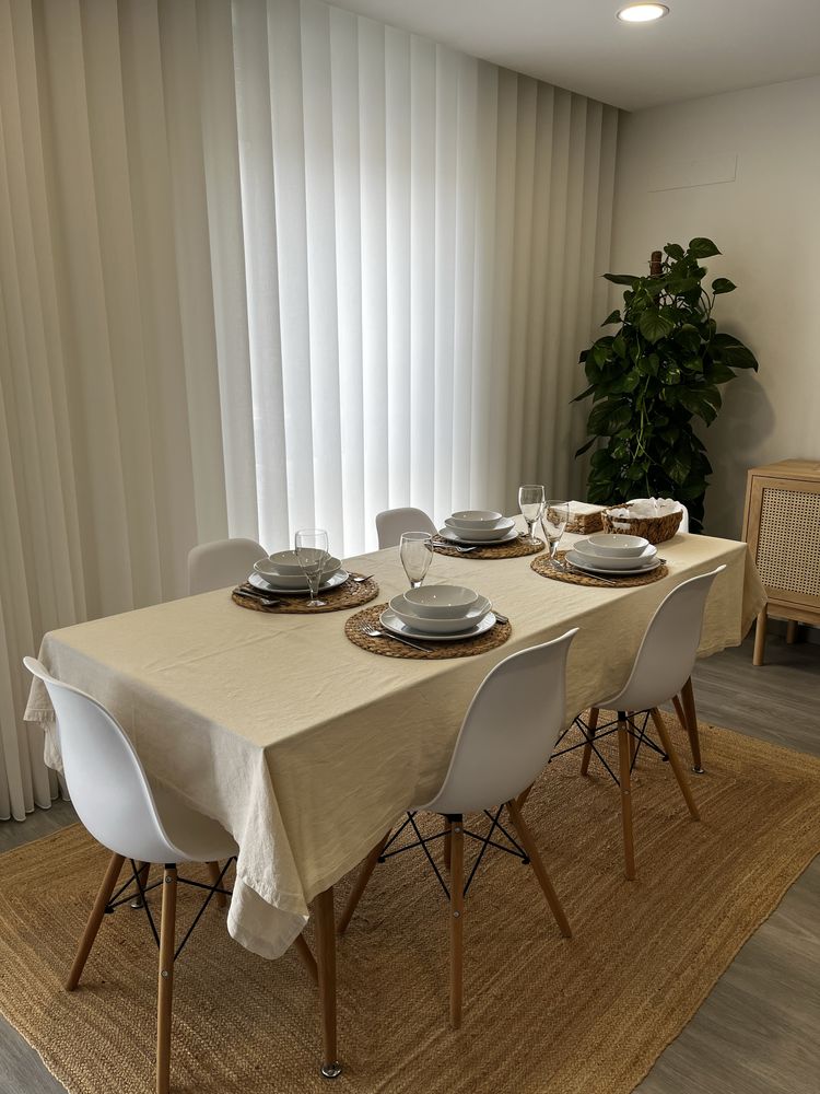 Mesa de jantar e cadeiras