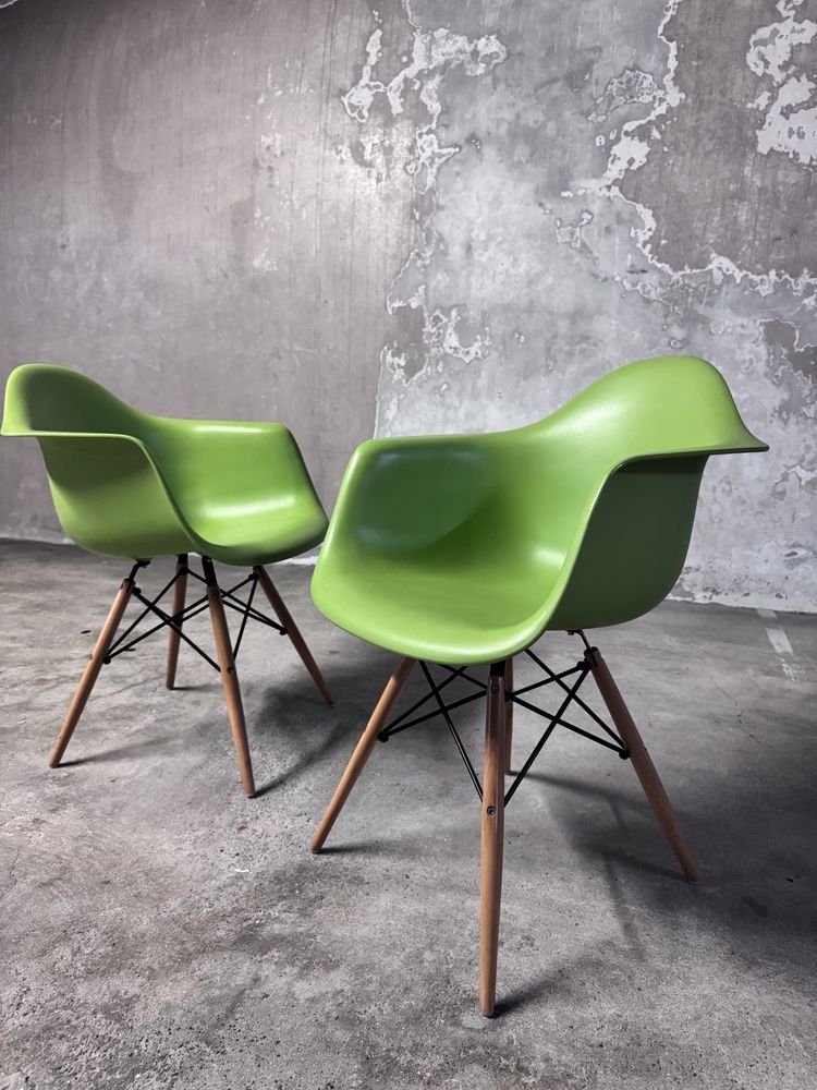 Cadeira com braços Charles Eames. Ótimo estado.