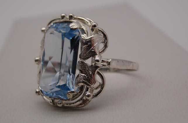 Przedwojenny srebrny pierścionek błękitny spinel listki z boku oprawy