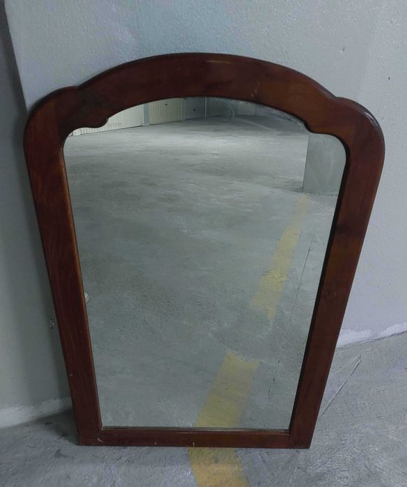 Espelho com orla em madeira