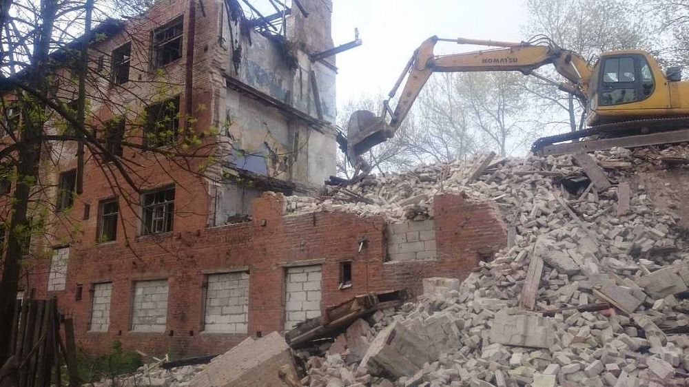 Демонтажні і земельні роботи. Демонтаж споруд, труб. Знесення будинку