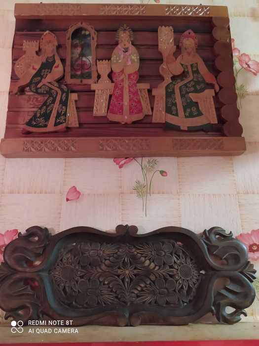 резьба по дереву, цветы из соломки, герб с мечами, чеканка, парусник