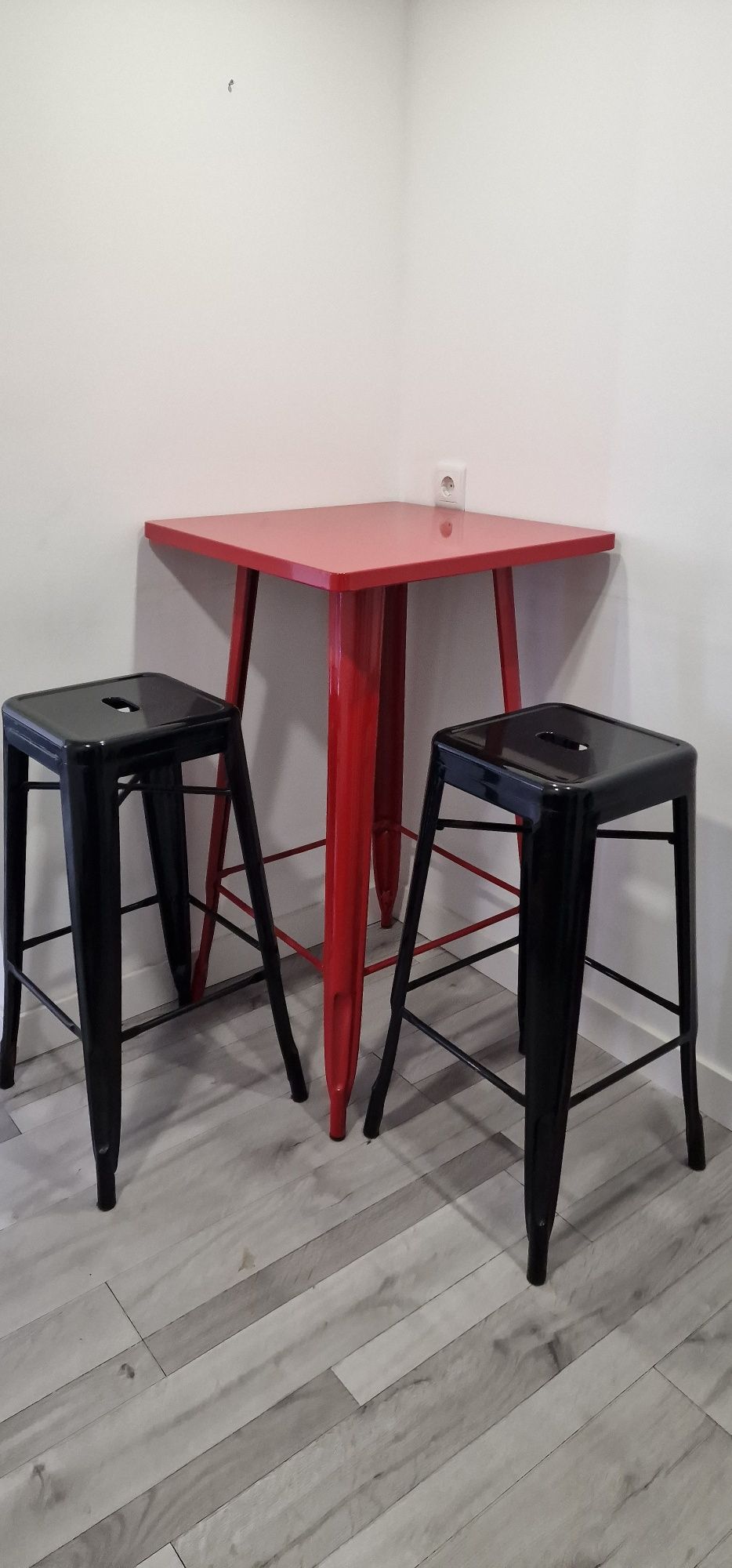 1 mesas secretária / 1 mesa alta com 2 bancos / 1 cadeirão