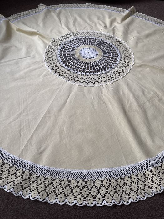 Obrus okrągły koronkowy do prywstnych kolekcji