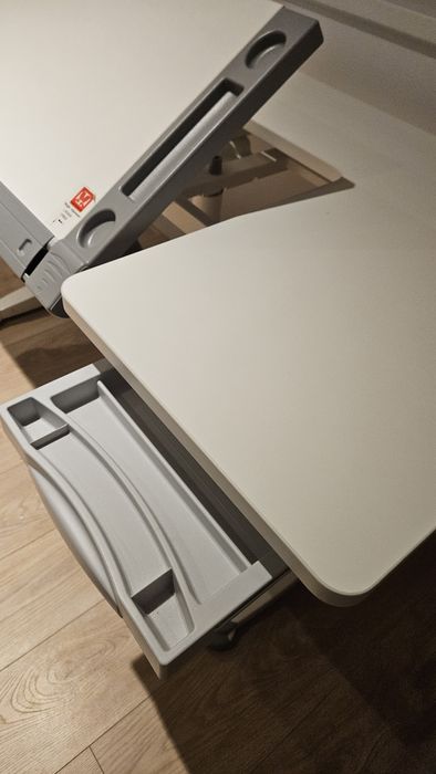 Regulowane biurko z blatem kreslarskim z fotelem