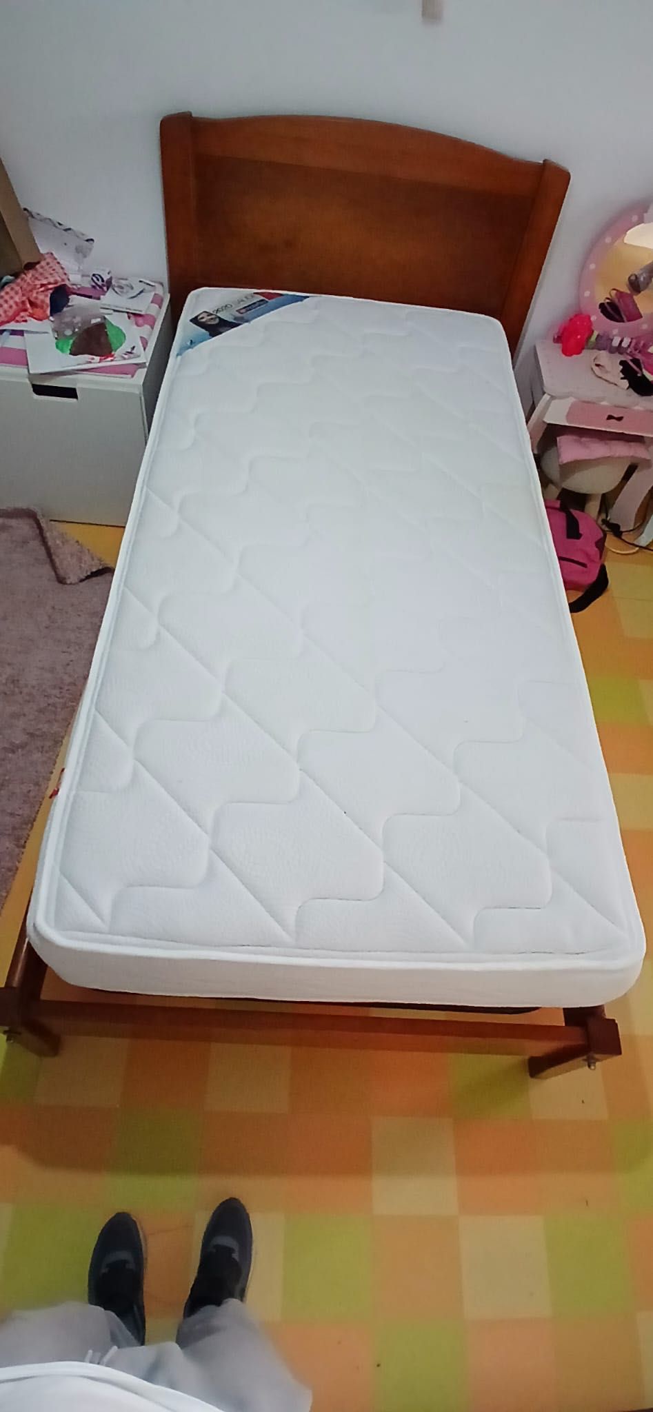 Cama individual com colchão em ótimo estado