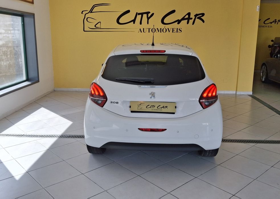 Peugeot 208 allure 1.5 Blue hdi Signature