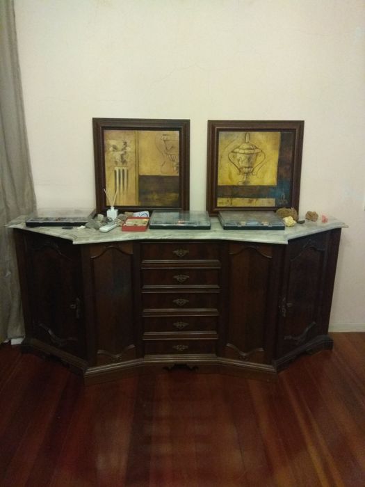 Sala clássica, em folha de nogueira.