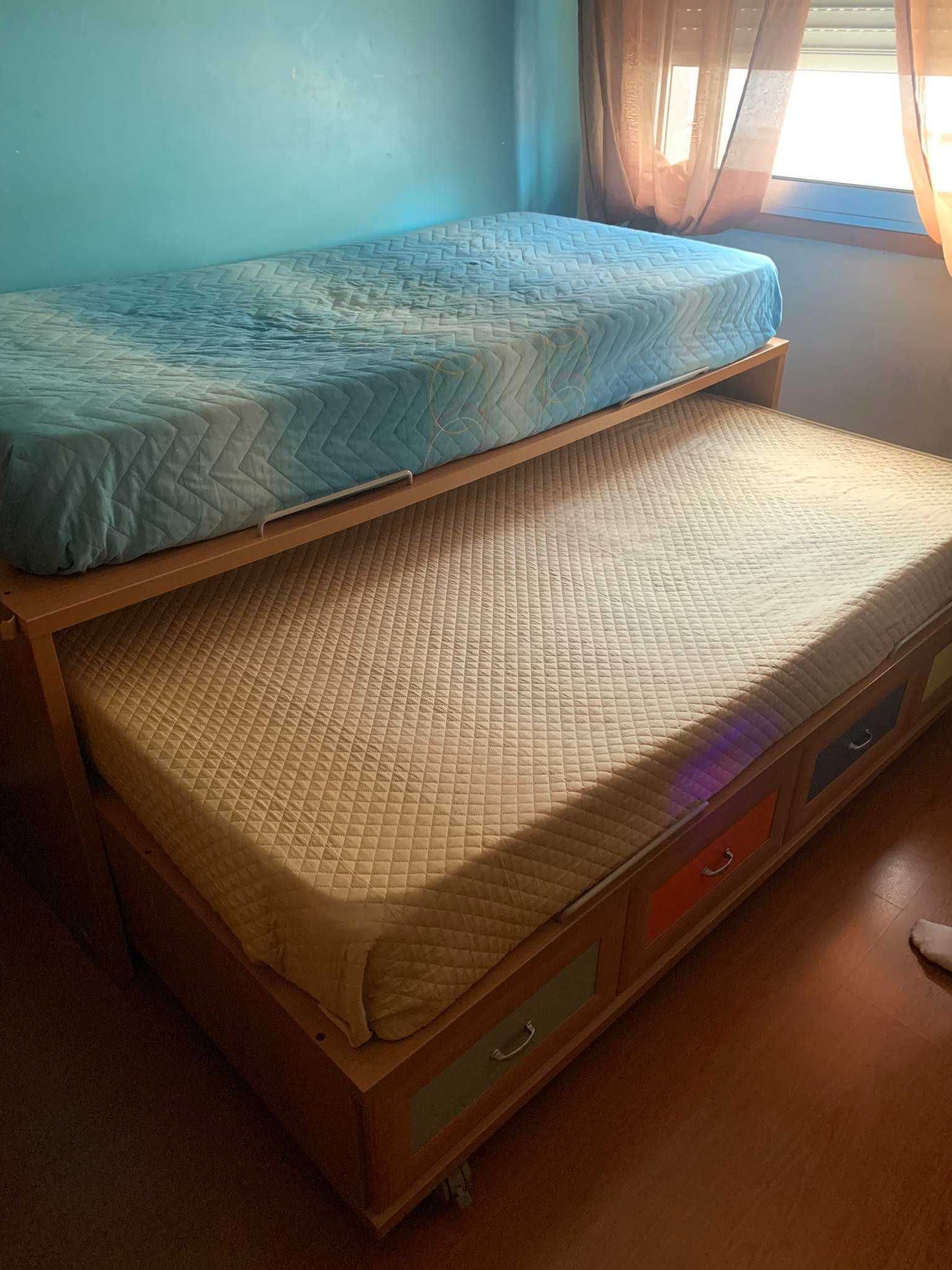 Vendo cama com dois colchoes e com arrumação em bom estado