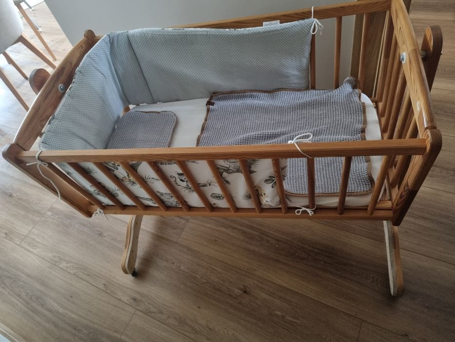 Kołyska drewniana