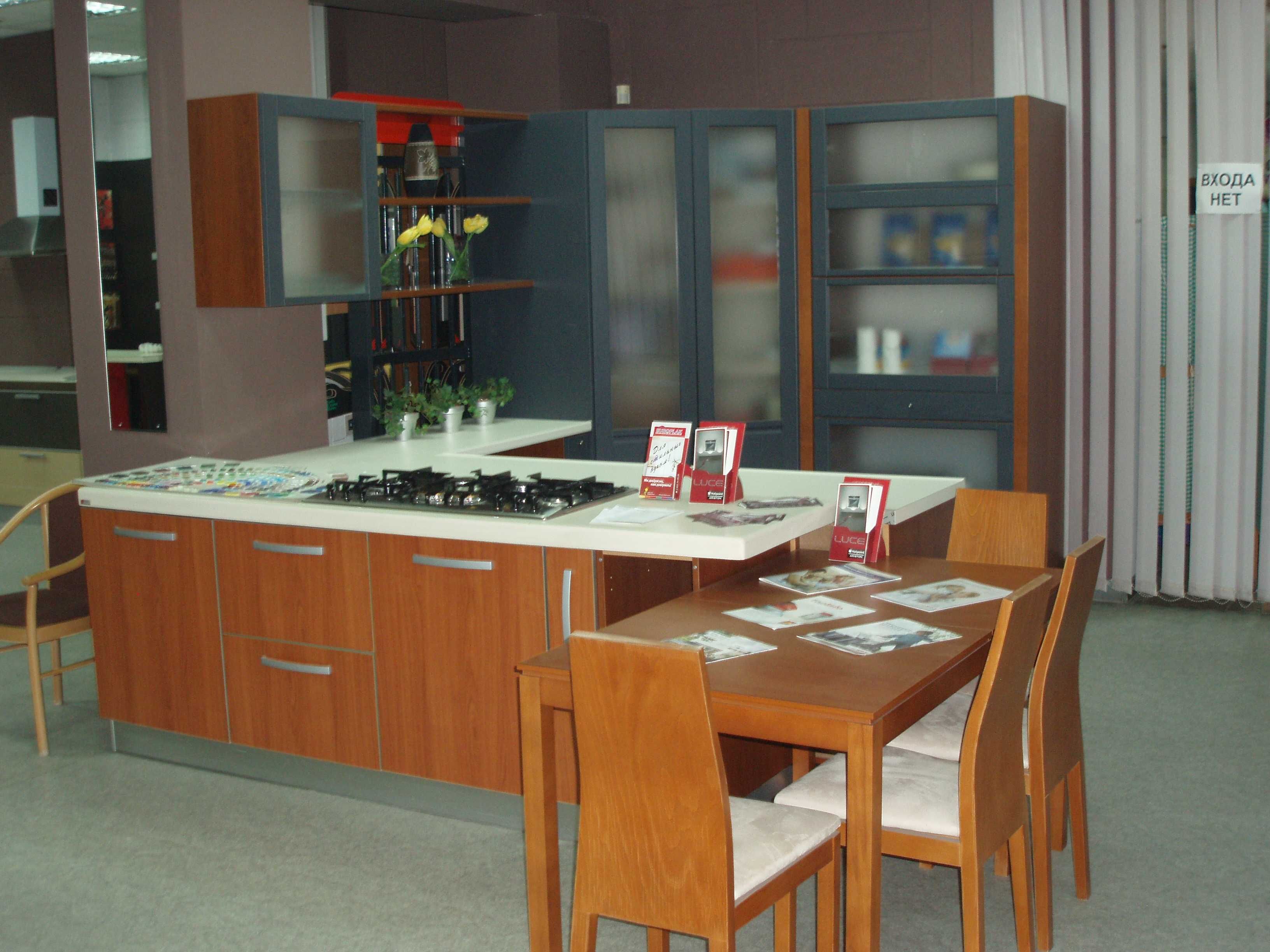 Мебель для столовой, кухни (стол, 4 стула). Производство Польша.