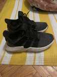 Tenis pretos Adidas n 41 com muito pouco uso. Praticamente novos.