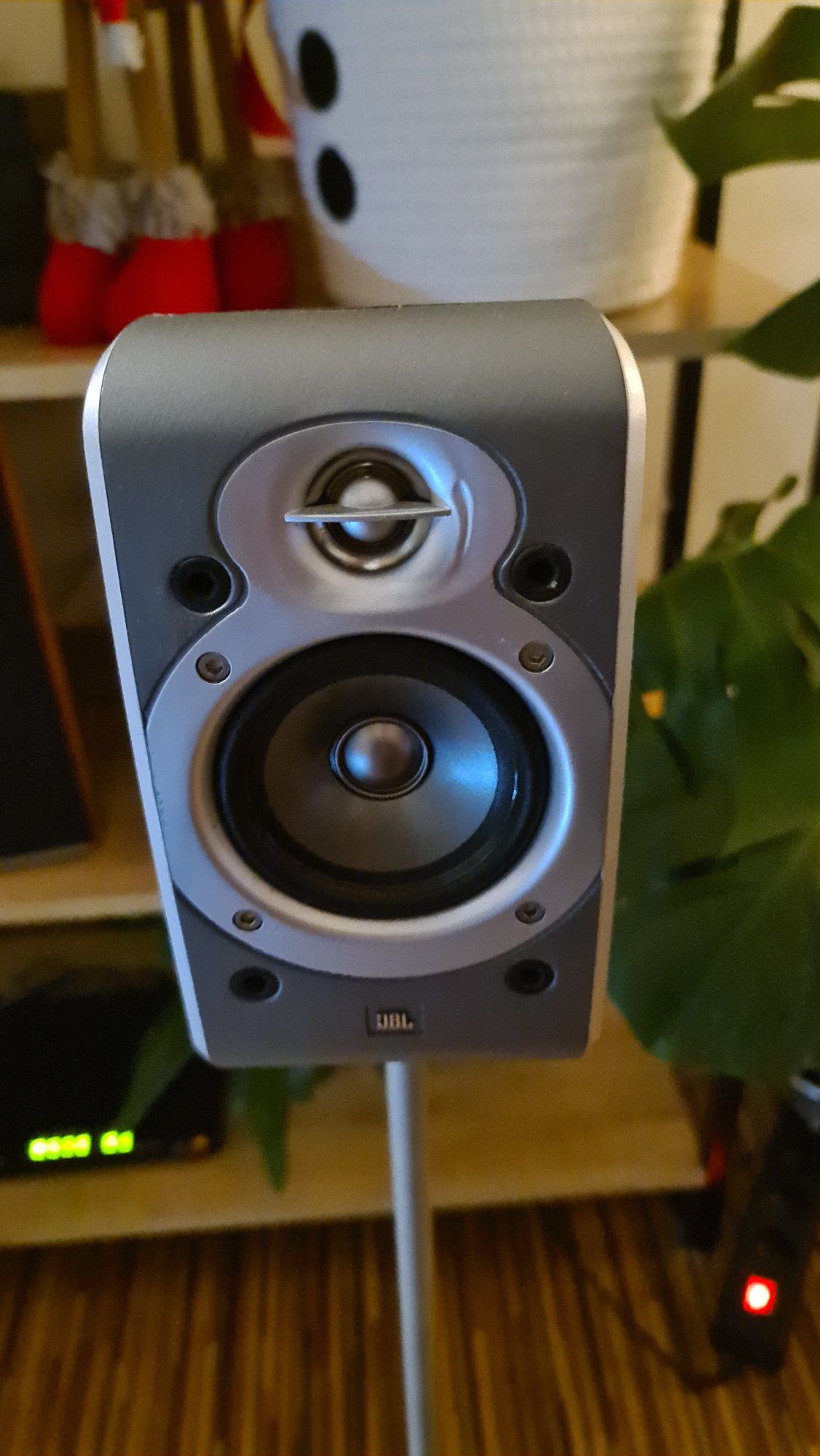 Satelity JBL ze standami w komplecie