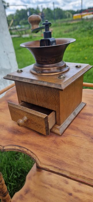 Stary młynek do kawy dekoracyjny