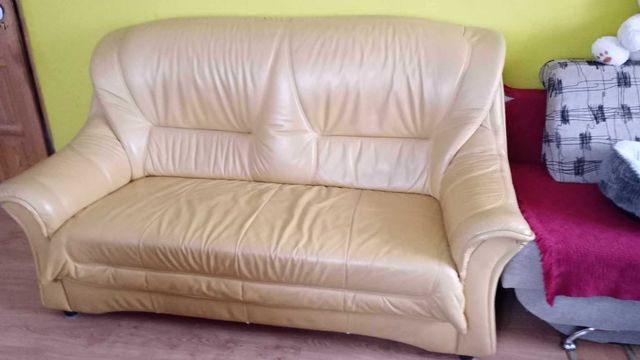 Musztardowa sofa