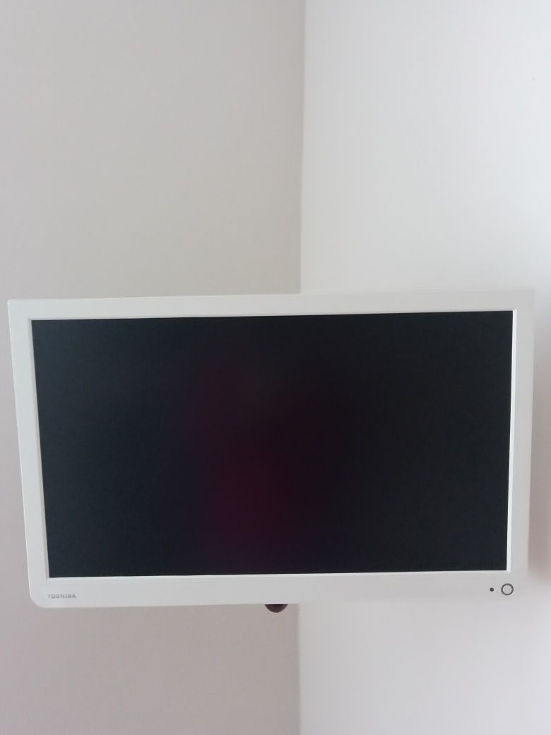 Telewizor Toshiba 22 cale.Biały. Nowy dekoder.Stan bardzo dobry.