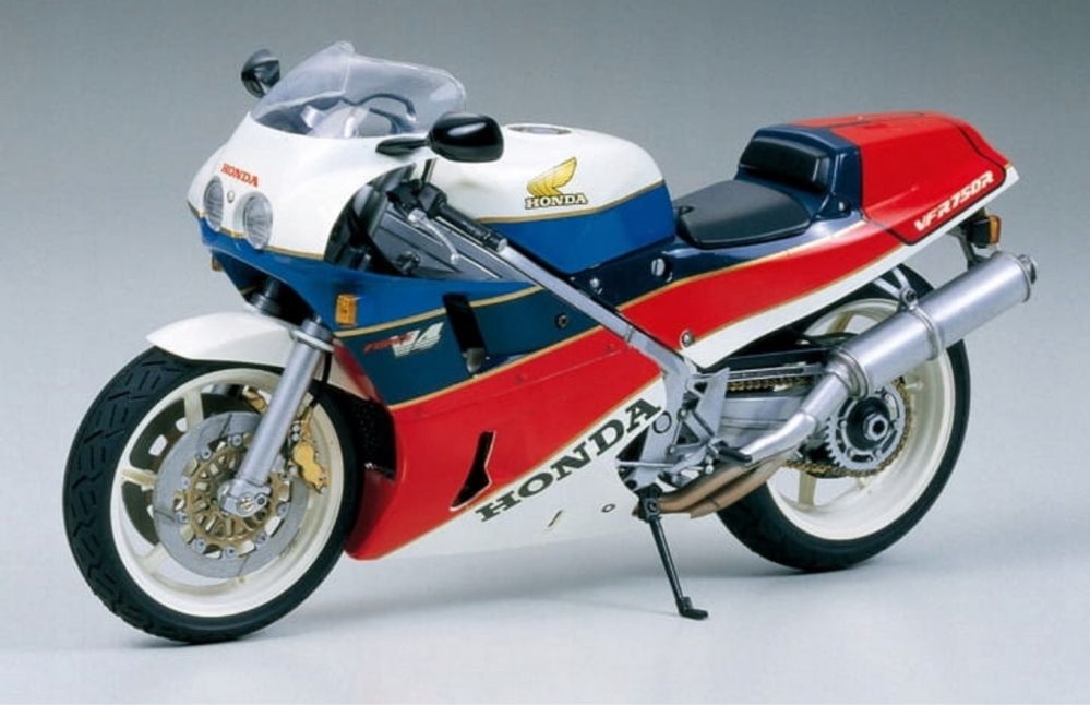 Motor Honda VFR750R model do sklejenia1:12 Tamiya 14057