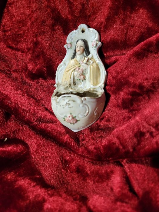 Stara biskwitowa Święta Teresa od Dzieciątka Jezus kropielnica