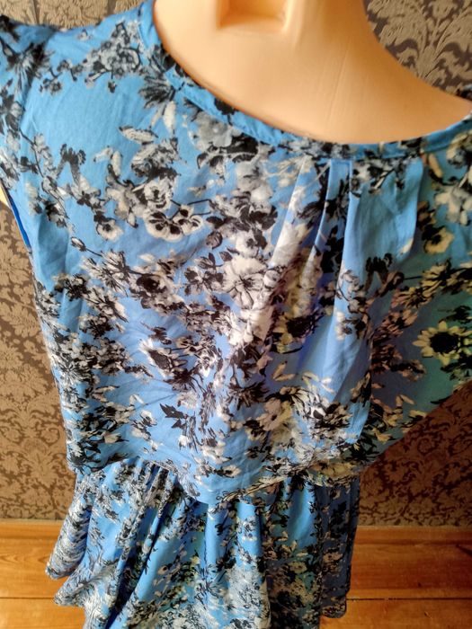 niebieska sukienka w kwiaty 10/38