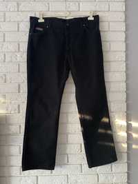 Czarne spodnie jeansowe Wrangler