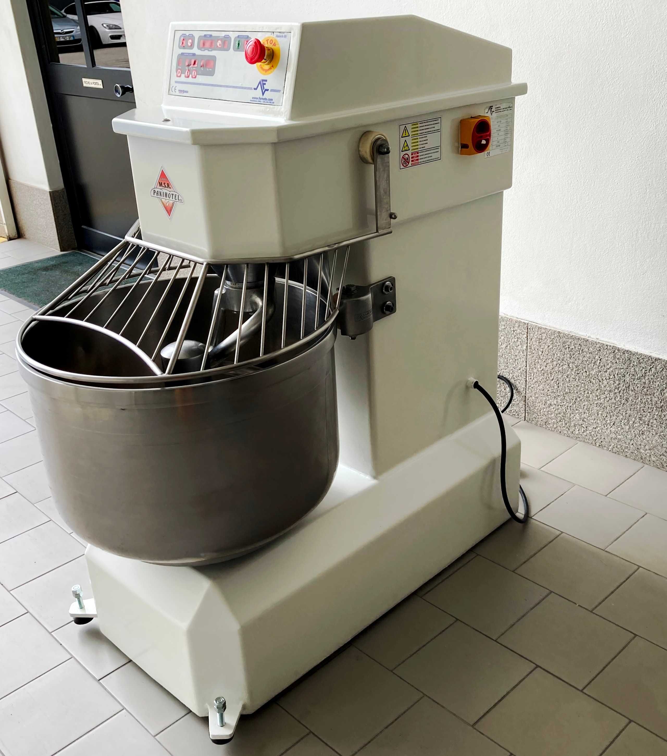 Amassadeira espiral Ferneto seminova 35 kg farinha