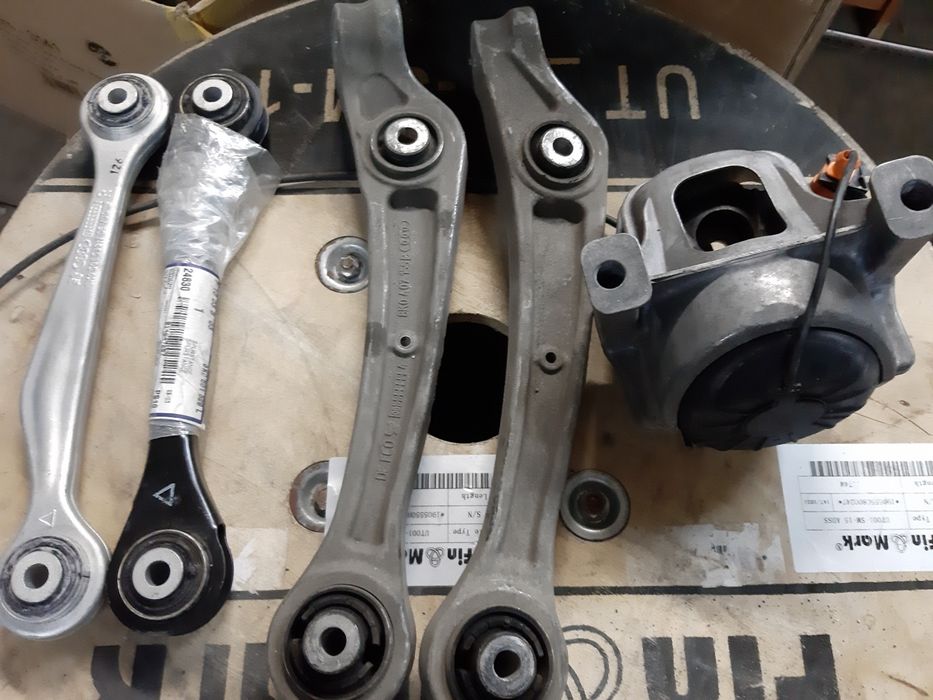 Audi a4 B8 тормозные  суппорта рычаги