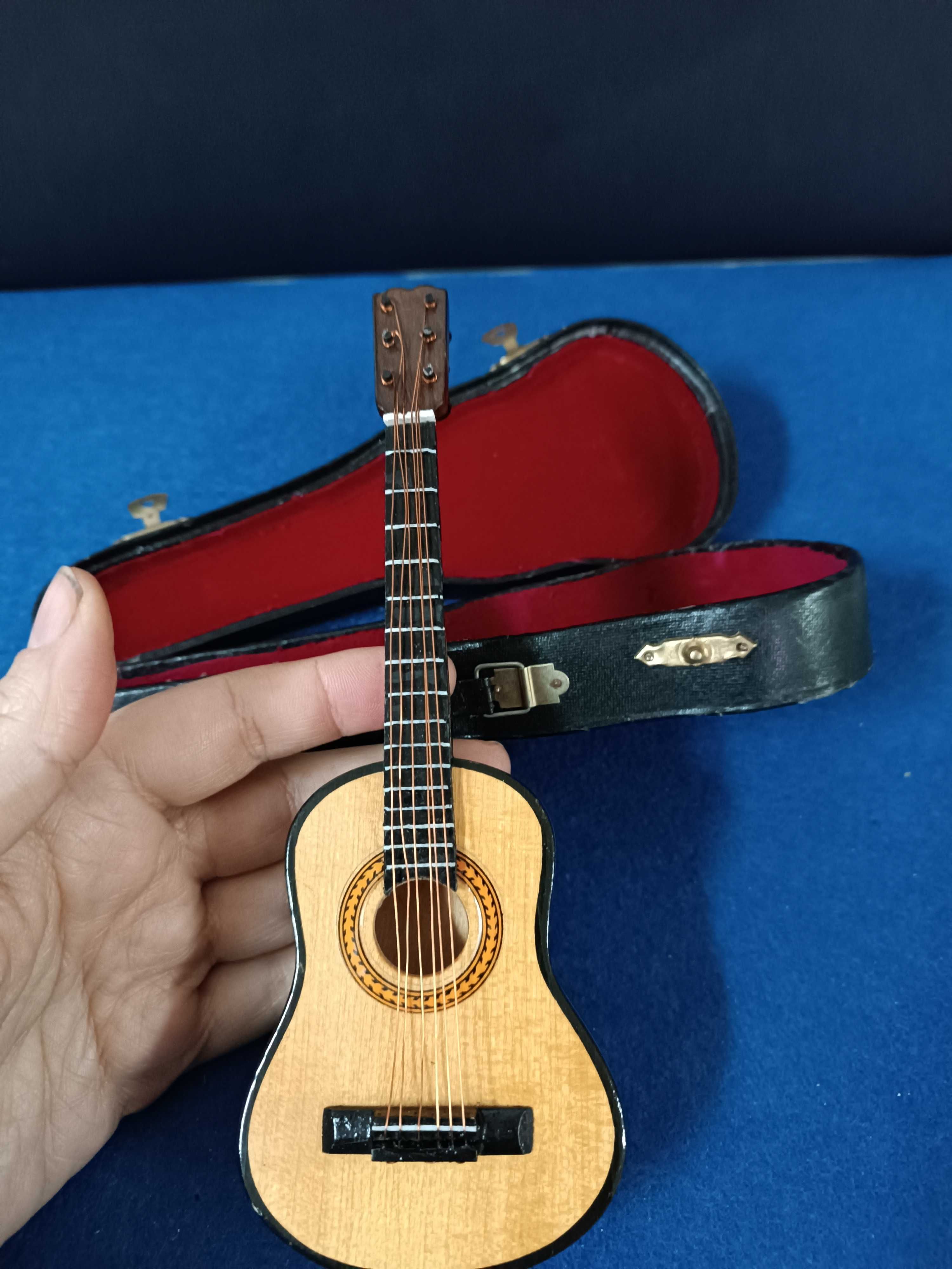 Miniatura de Guitarra Classica em madeira no estojo original.