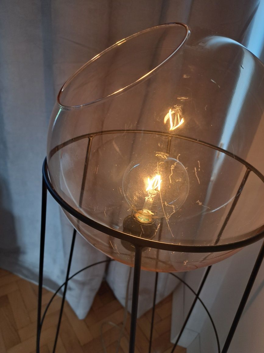 Lampa stojąca z kloszem