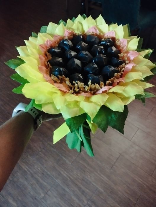 Квітка соняшник з цукерок, торт з солодощів