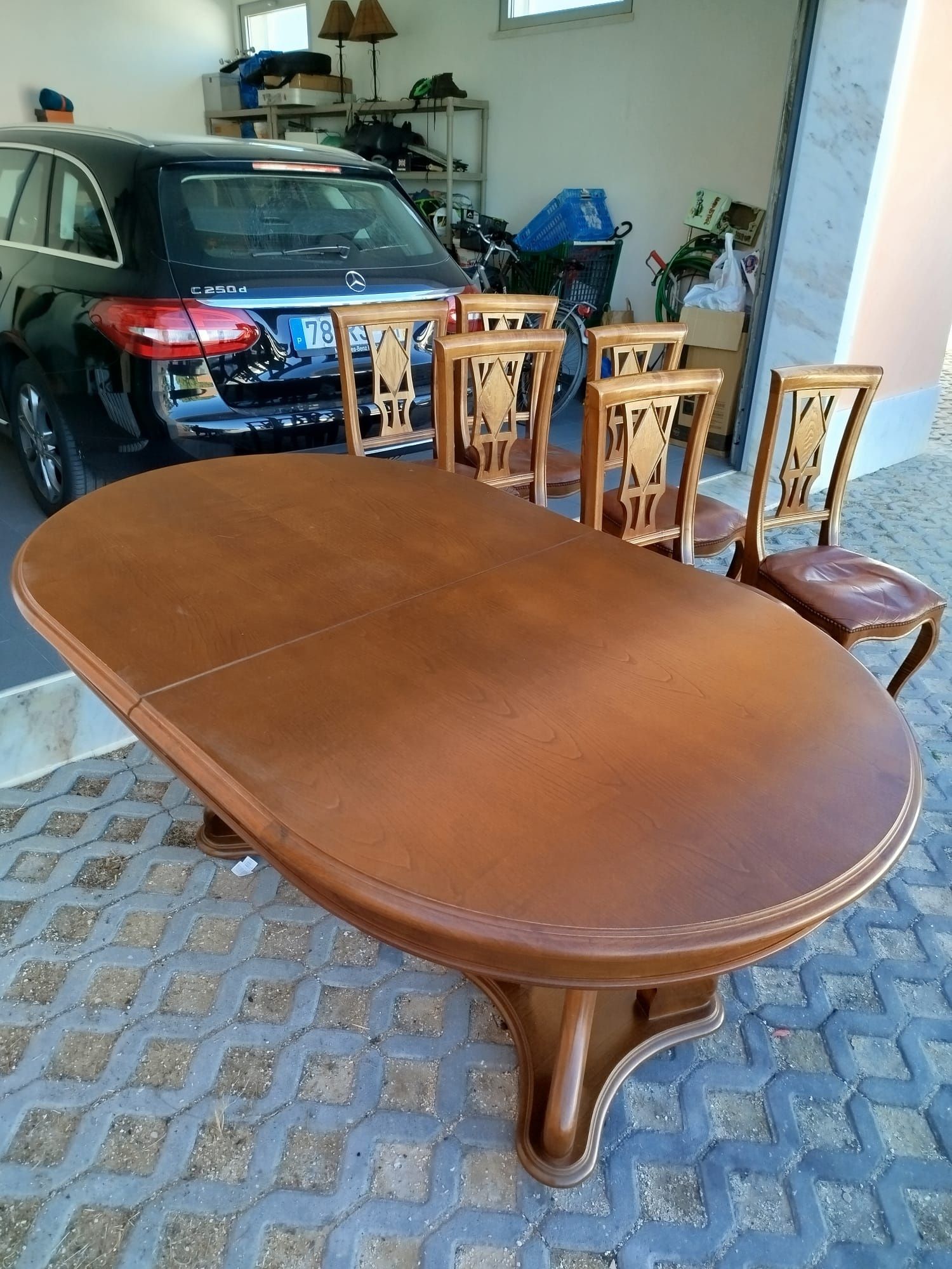 Vendo conjunto de cadeiras e mesa de sala.