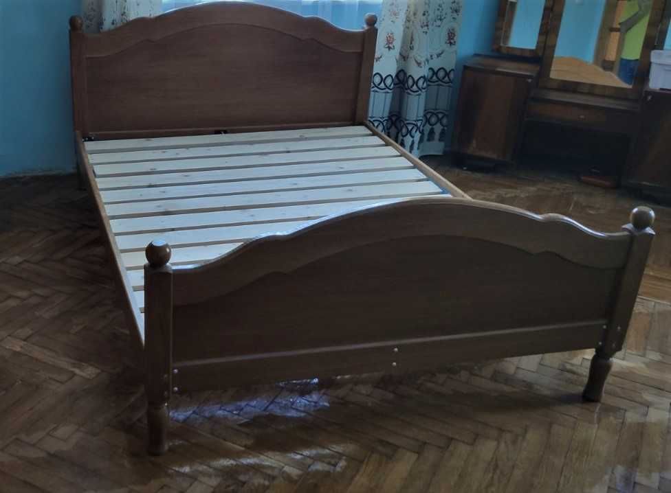 Двуспальная дубовая кровать