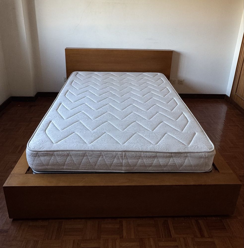 Cama em madeira