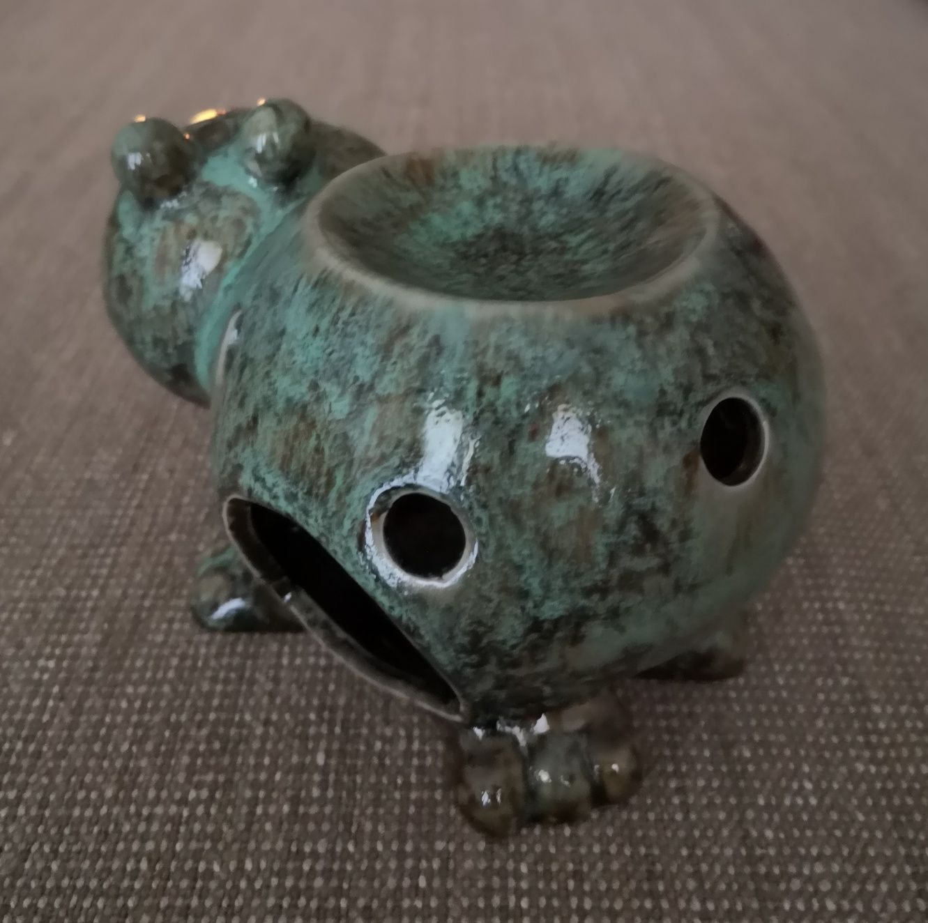 Stary radosny ceramiczny kominek zapachowy lub podgrzewacz do wosku.