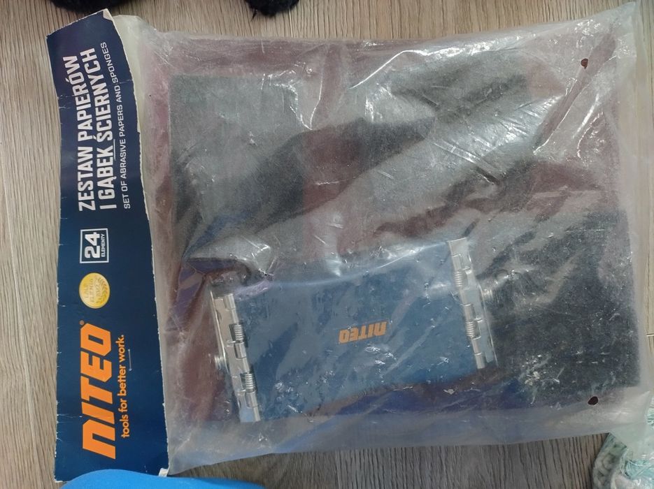 Zestaw papierów i gąbek scieralnych

Zawiera:

Papier ścierny do drew
